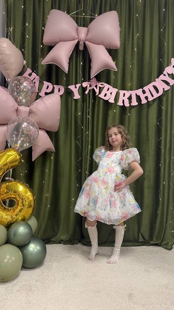 Фотозона з бантами та гірляндою Happy Birthday